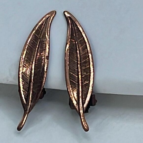 Vintage copper climber leaf earrings. - Picture 1 of 6